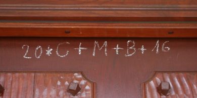 chalking-the-doors-in-germany-06-750x375
